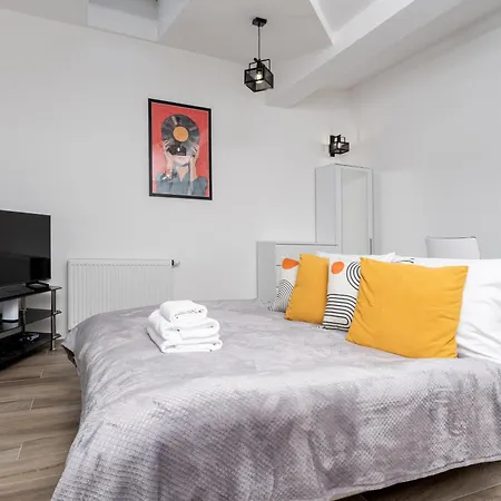 Starowislna Charming By Bookinghost *