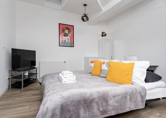 Starowislna Charming By Bookinghost *